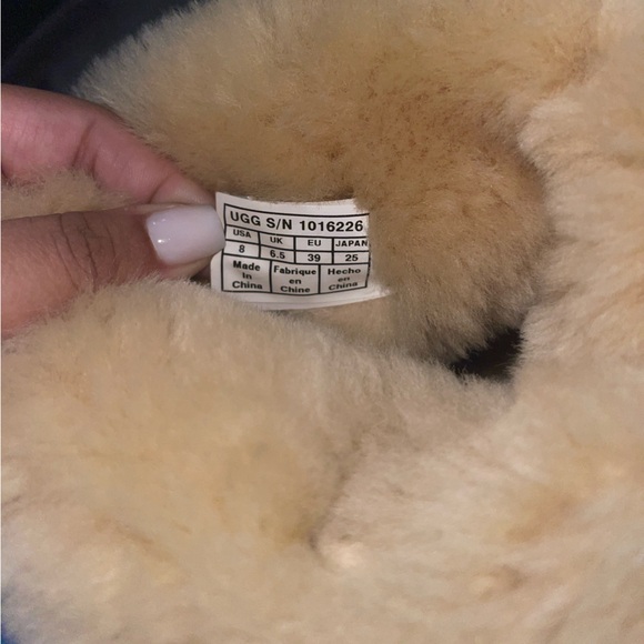 Womens UGG Bailey Button - Picture 3 of 3